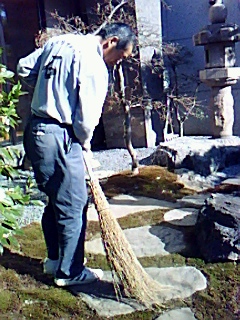 cleaning_temple_02 cleaning_temple_02